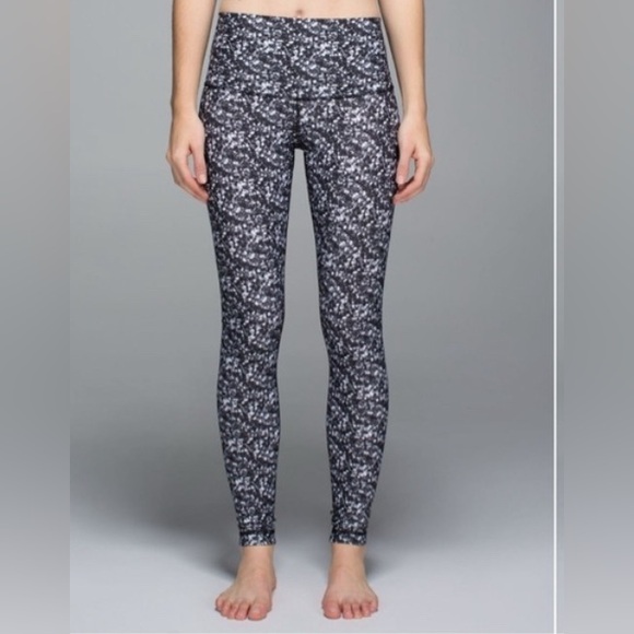 Lululemon Shine Tight Roll Down in Shimmy Shimmer Black White Women’s Size 6 - Picture 1 of 10